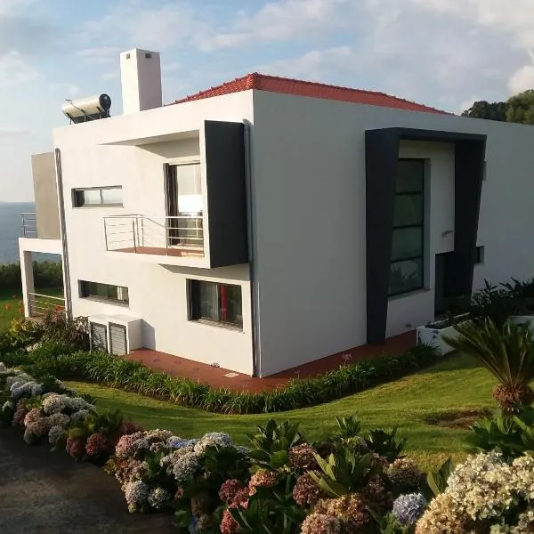 Azores, Faial , Horta, Vacation Beach Front Home, First & Second Floor for rent separately，位于Pedro Miguel, Horta的酒店