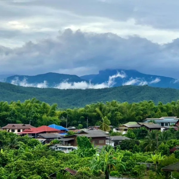 โรงแรมแสนดีเพลส เมาเท่นวิว จอมทอง，位于Ban Mae La的酒店