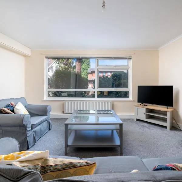 Redhill Surrey 2 Bedroom Pet Friendly Apartment by Sublime Stays，位于凯特勒姆的酒店