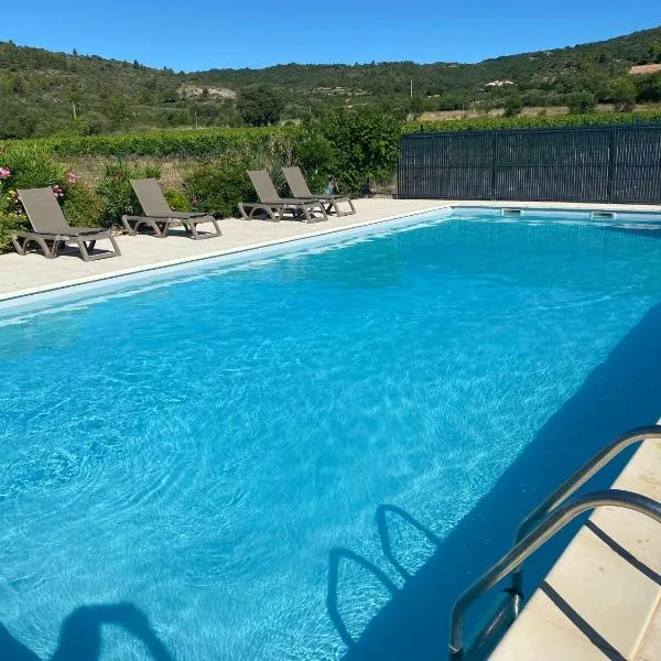 Appartement entre lac et mer avec piscine，位于Péret的酒店