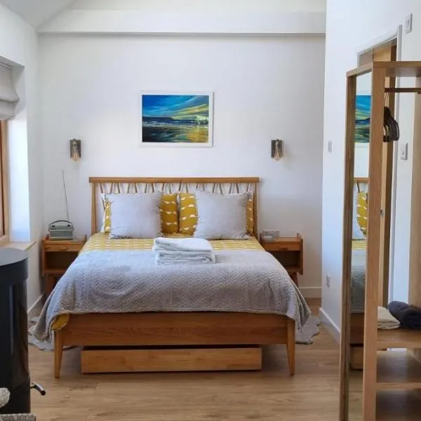 The Brookhouse. Cheerful tiny house with Seaview.，位于伊尔弗勒科姆的酒店