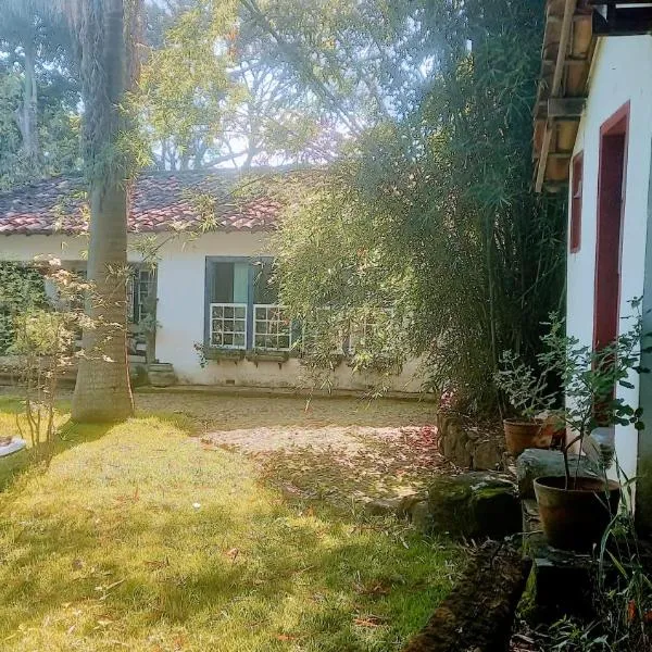Casa Verde-Casa de Temporada no Bichinho，位于Lagoa Dourada的酒店