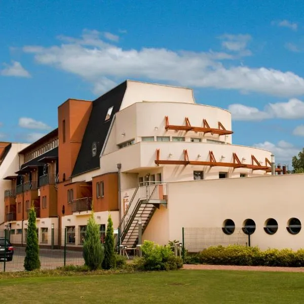 布达佩斯假日海滩疗养及桑拿公园酒店，位于Pilisborosjenő的酒店