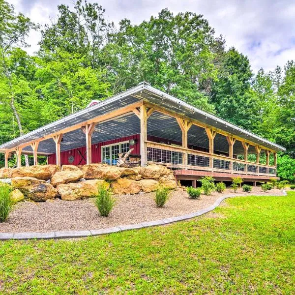 Secluded Brownsville Cabin with Deck and Fire Pit，位于Brownsville的酒店
