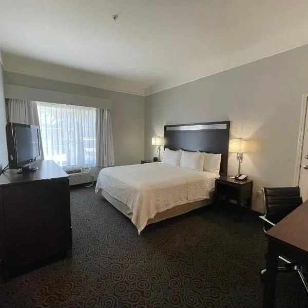 休斯顿西克莱路拉金塔旅馆及套房酒店，位于Jersey Village的酒店