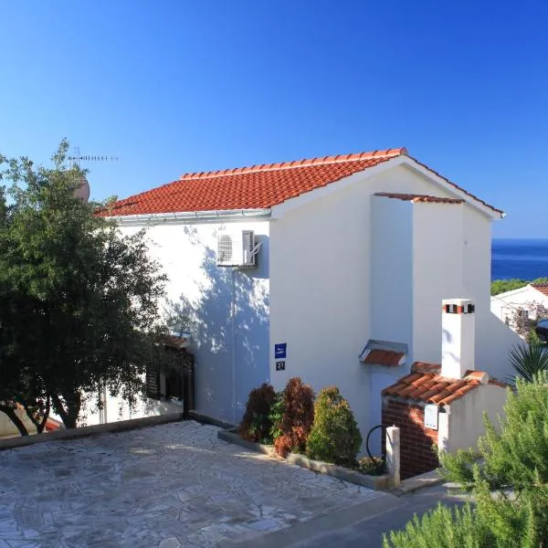 Apartments with parking space Rukavac, Vis - 8897，位于维斯的酒店