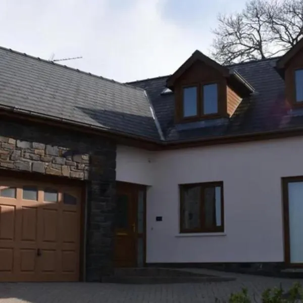 Captivating 4-Bed House in west Wales，位于Brechfa的酒店