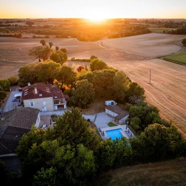 Le Petit Bleu Chambre d'hôtes，位于Bourg-de-Visa的酒店