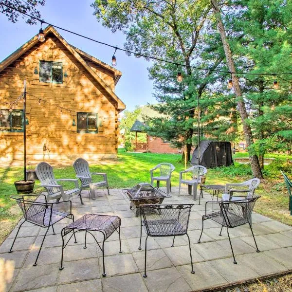 Pet-Friendly Warrens Cabin w/ Fire Pit!，位于Warrens的酒店
