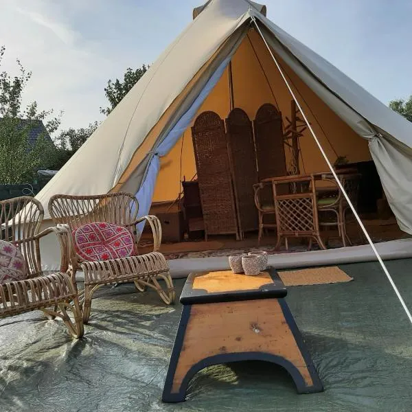 Glamping De Vrije Wind, Tentverhuur，位于Twijzel的酒店