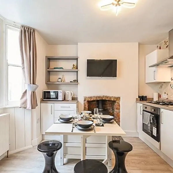 Stylish Modern Two Bedroom Fishermans Cottage Central Brighton，位于布莱顿霍夫的酒店