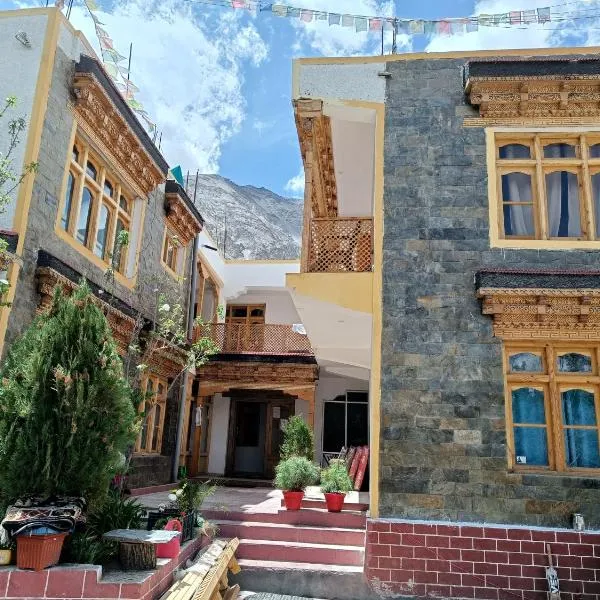 Himalayan Regal House，位于Deskit的酒店