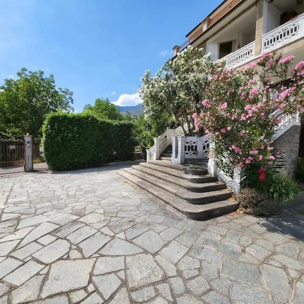 Big appartement - 9 guests - Air Conditionning and Courtyard，位于Bussoleno的酒店