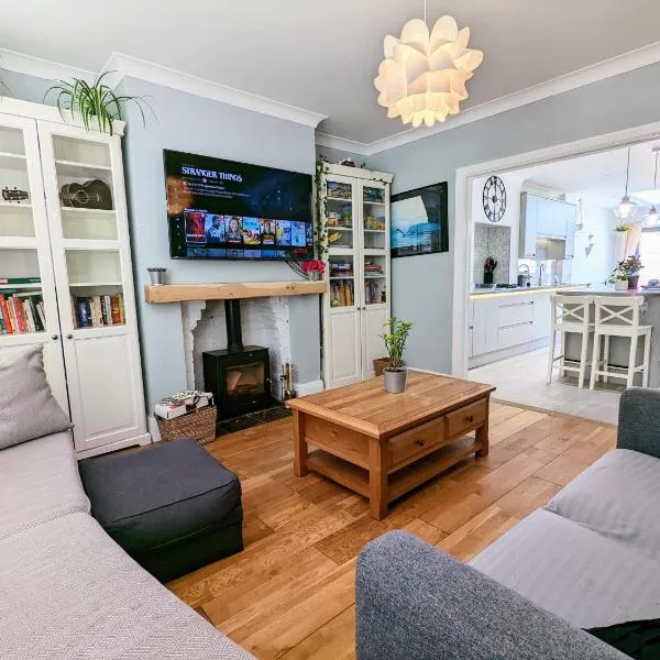 Beautiful 4 Bed Portsmouth Home Bright & Modern with Garden & Free Parking & Spa Bath & Fully Equiped Kitchen Perfect For Work or The Family，位于Langstone的酒店