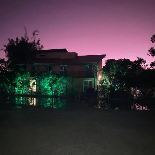 Barra de Ibiraquera, Lagoa Doce, Ibira Bamboo Lodge，位于因比图巴的酒店