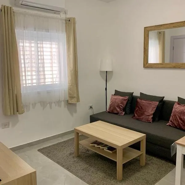 New 2 rooms flat fully equipped 5 min to Bat Yam beach near Tel Aviv，位于里雄莱锡安的酒店