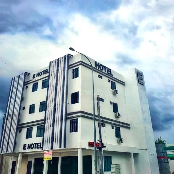 E Hotel，位于Kampong Ayer Hitam的酒店