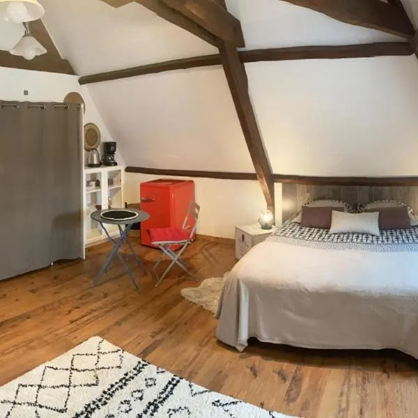 Espace familial en étage avec 2 chambres et des sanitaires privés，位于Thédirac的酒店
