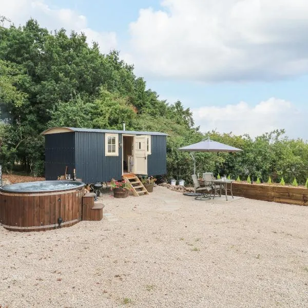 High Grounds Shepherd's Hut，位于阿什伯恩的酒店