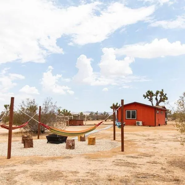 Cryptic Cabin-Tranquil Bohemian Getaway w/Hot Tub，位于丝兰谷的酒店