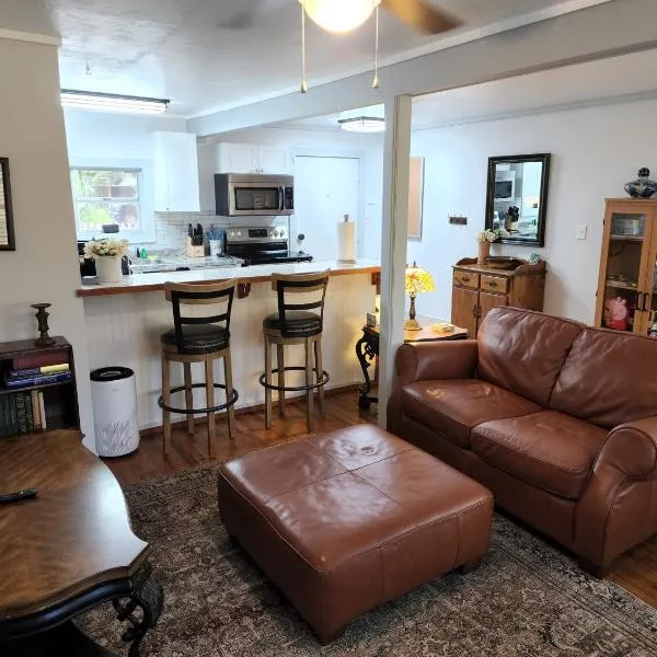 Cozy Hideaway in the Duck Pond area of Gainesville，位于盖恩斯维尔的酒店