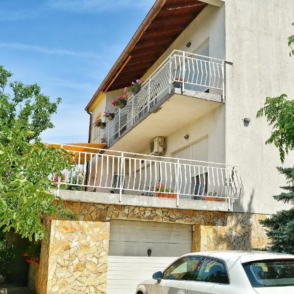 Apartments with a parking space Smrika, Kraljevica - 15709，位于斯姆里卡的酒店