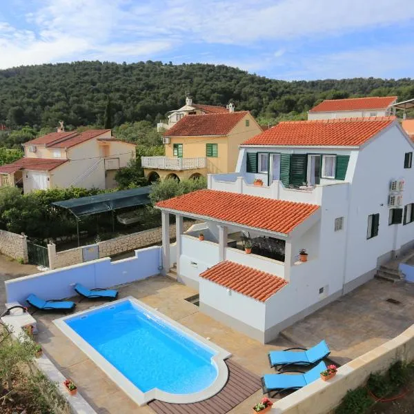 Seaside family friendly house with a swimming pool Slatine, Ciovo - 17231，位于斯拉汀的酒店