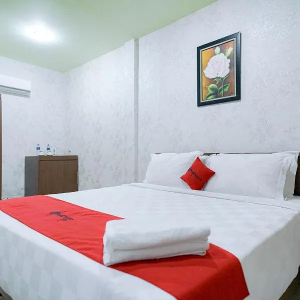 RedDoorz Plus @ Jalan FL Lumban Tobing Sibolga，位于Sibolga的酒店