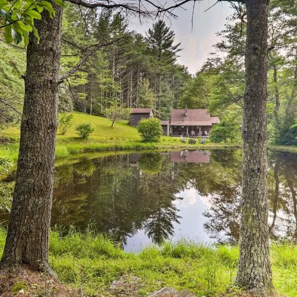 Cozy Ennice Cabin on the Blue Ridge Parkway!，位于Sparta的酒店