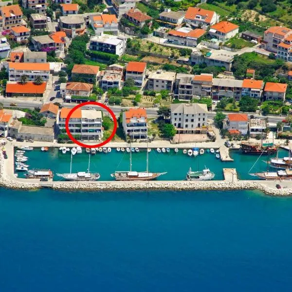 Apartments by the sea Sumpetar, Omis - 18286，位于耶塞尼采的酒店