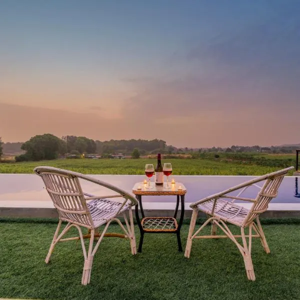SaffronStays Onellaa, Nashik - infinity pool villa surrounded by a vineyard，位于Girnāre的酒店