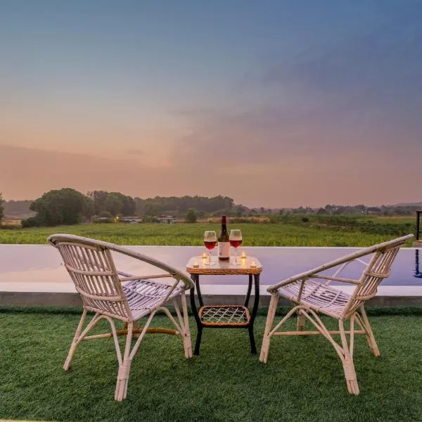 SaffronStays Onellaa, Nashik - infinity pool villa surrounded by a vineyard，位于纳西克的酒店