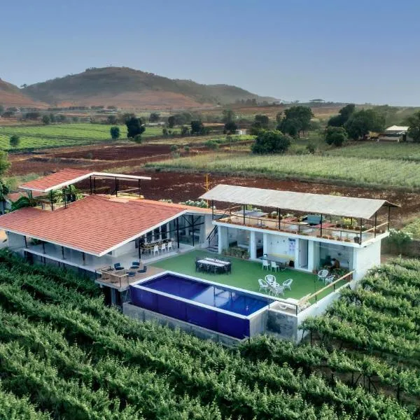 SaffronStays Onellaa, Nashik - infinity pool villa surrounded by a vineyard，位于纳西克的酒店