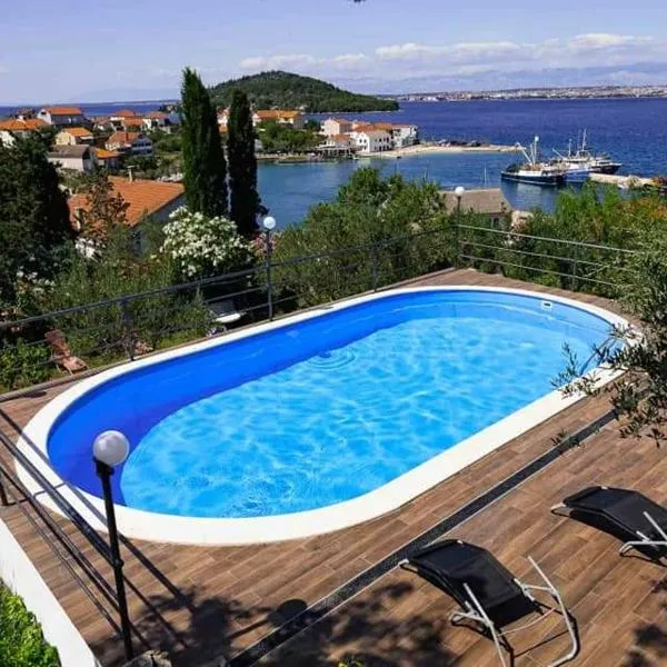 Booking Franov Residence on island Ugljan with the pool, BBQ and beautiful sea-view!，位于波利亚纳的酒店