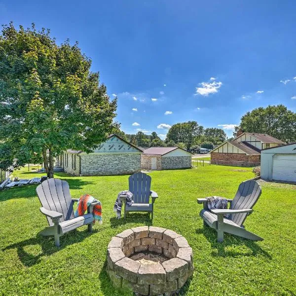 Family-Friendly Sanctuary BBQ, Patio and Yard，位于Oak Hill的酒店