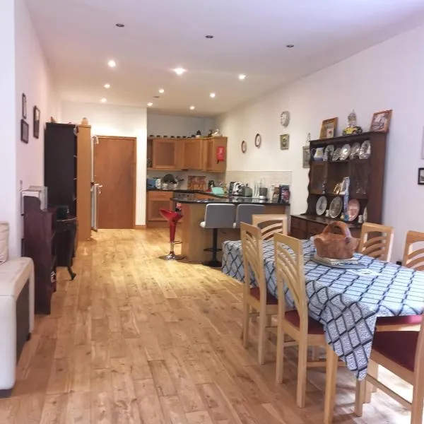 Ground Floor Slievemore Apartment，位于贝尔马利特的酒店