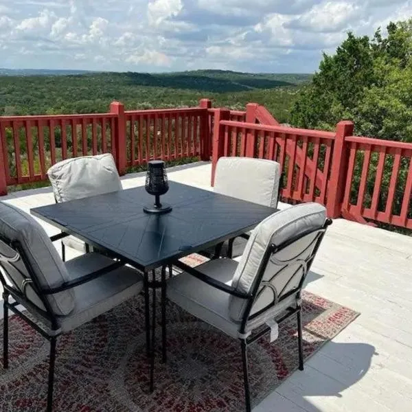 Entire 2br 2ba hilltop view home Sleeps 7 pets 4 acres Jacuzzi Central AC Kingbeds Free Wifi-Parking Kitchen WasherDryer Starry Terrace Two Sunset Dining Patios Grill Stovetop Oven Fridge OnsiteWoodedHiking Wildlife CoveredPatio4pets & Birds Singing!，位于Spicewood的酒店