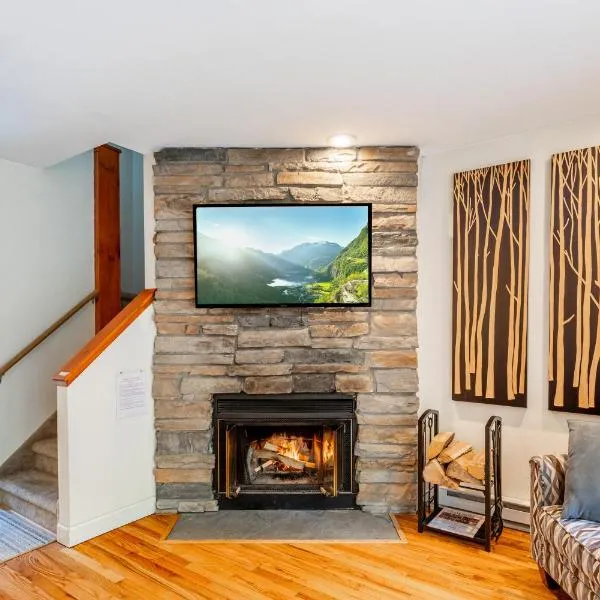 Redwood Retreat in Windham - Pool! Tennis!，位于温德姆的酒店