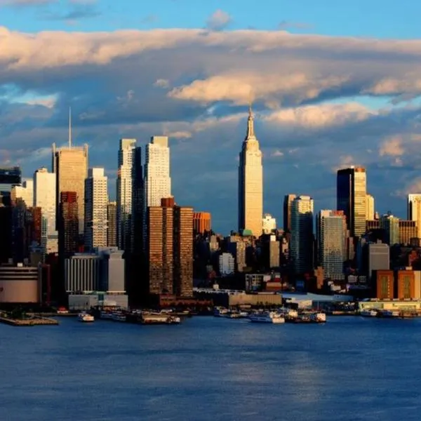 Cool 3 BR for U Near Manhattan View, 15 Min to NYC，位于西纽约的酒店