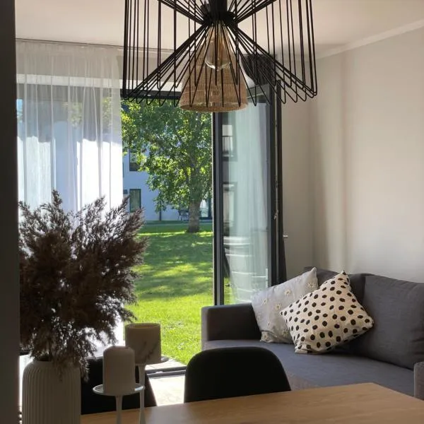 Divas Laivas apartments with a terrace，位于Ķesterciems的酒店