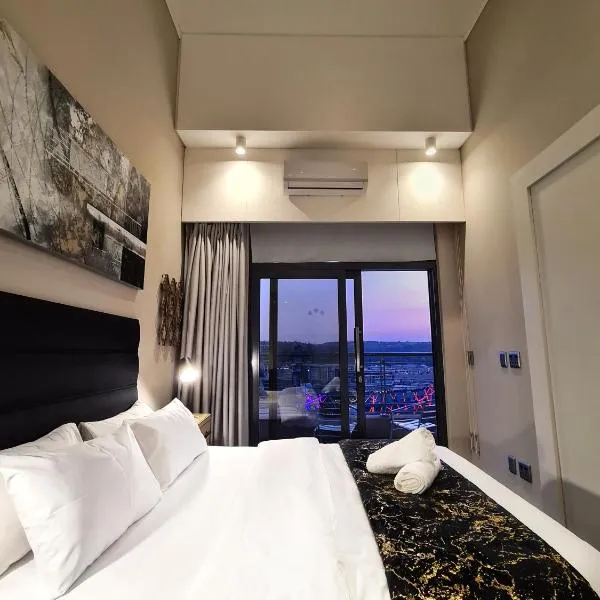 Top Floor Penthouse - Overlooking Times Square Casino，位于Lyttelton的酒店