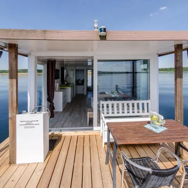 feststehendes Hausboot，位于Kolonie Zern的酒店