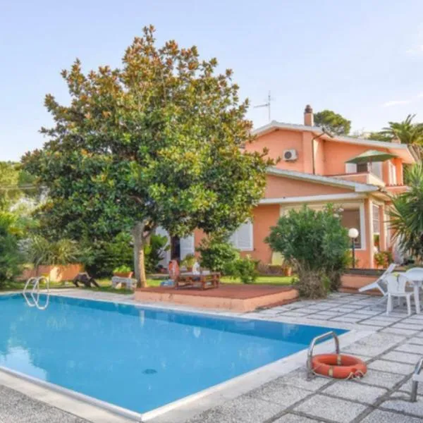 Villalara con piscina e vista mare，位于Marmi的酒店