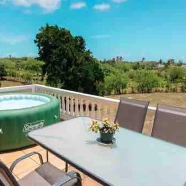 Playa y Campo Getaway Apartment, with Hot Tub，位于伊莎贝拉的酒店