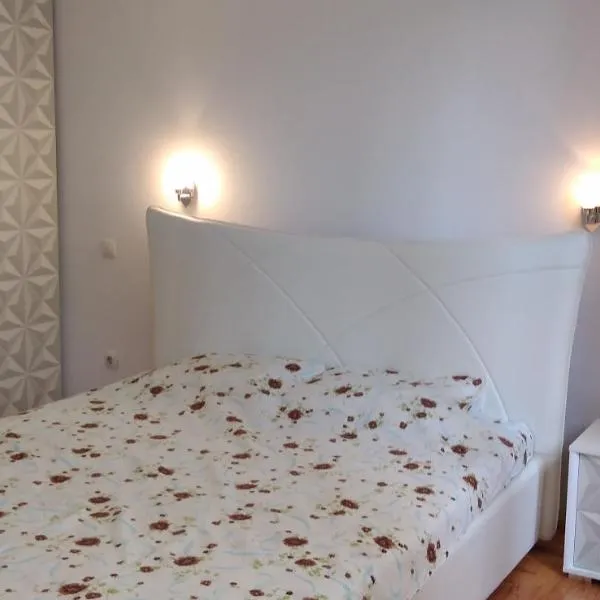 Lovely condo next to salt room, bus station，位于斯科普里的酒店