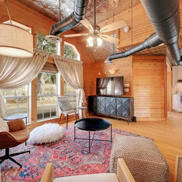 Hill Country Cabin with hot tub and dog friendly，位于Luckenbach的酒店