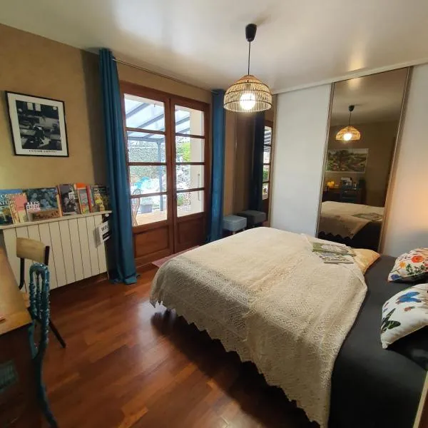 Chambre d'hôtes L'Oustal, Terrasse privée & petit-déjeuner, Sidobre,位于Lacrouzette的酒店