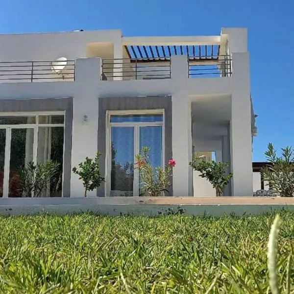 Magnifique villa avec piscine sur l’île de Djerba pour vacances，位于Arkou的酒店