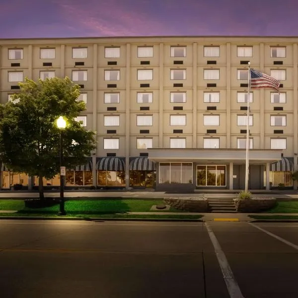 贝斯特韦斯特滨河宾馆，位于Menominee的酒店