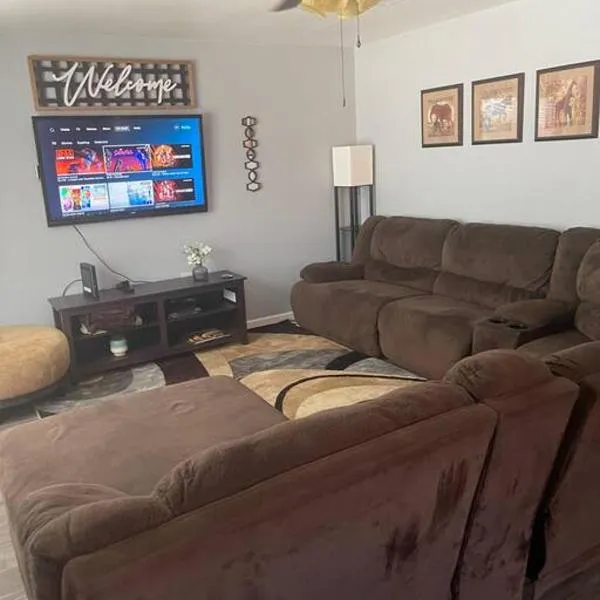 Comfy 3 Bed 2 Bath EZ Access To Santa's Wonderland，位于大学城的酒店